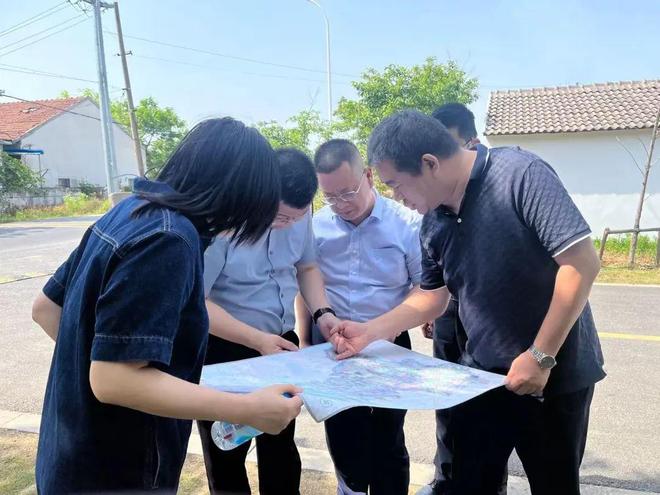 奋进的夏！ 街道书记、主任一周冰球突破游戏乘着五月的风拥抱(图1)