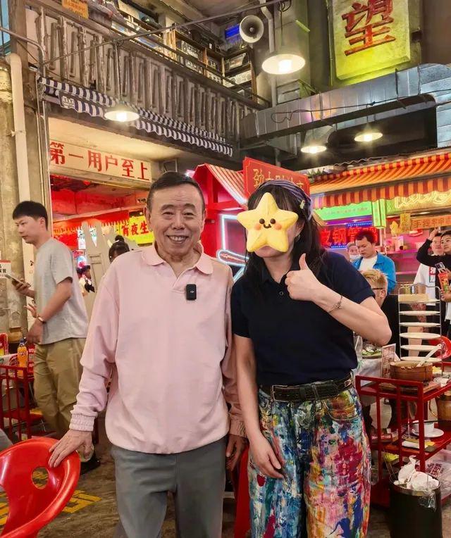 女儿吃火锅享受高级待遇获老板亲自陪吃冰球突破豪华版67岁潘长江在广东和(图14)