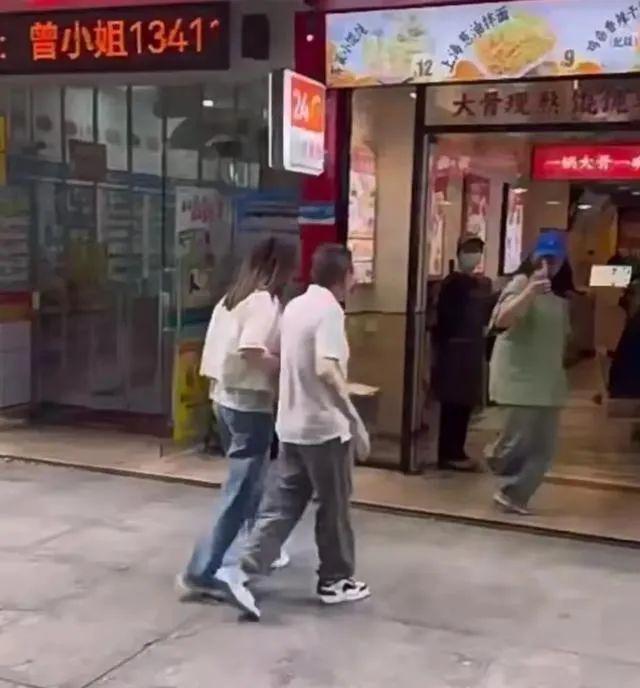 女儿吃火锅享受高级待遇获老板亲自陪吃冰球突破豪华版67岁潘长江在广东和(图1)