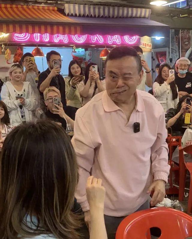 女儿吃火锅享受高级待遇获老板亲自陪吃冰球突破豪华版67岁潘长江在广东和(图4)