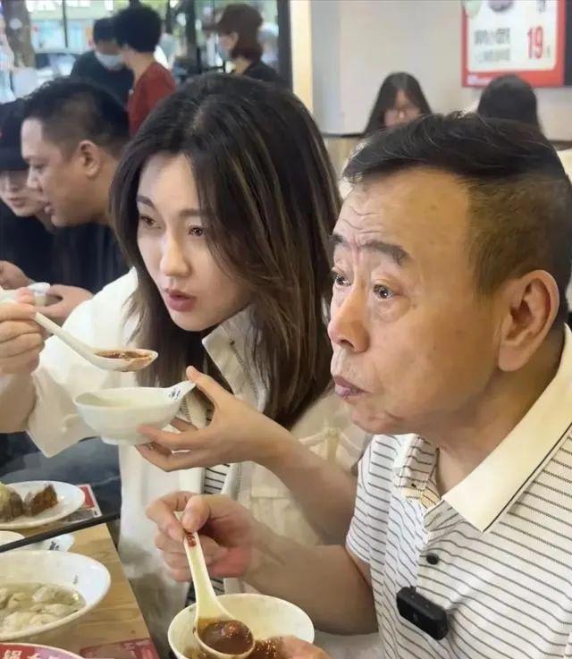 女儿吃火锅享受高级待遇获老板亲自陪吃冰球突破豪华版67岁潘长江在广东和(图5)