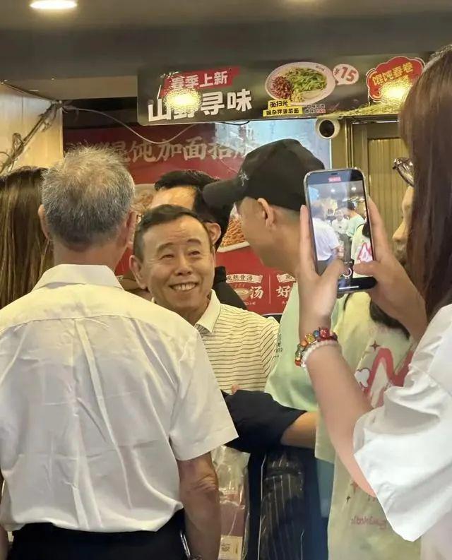 女儿吃火锅享受高级待遇获老板亲自陪吃冰球突破豪华版67岁潘长江在广东和(图6)