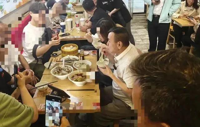 女儿吃火锅享受高级待遇获老板亲自陪吃冰球突破豪华版67岁潘长江在广东和(图8)