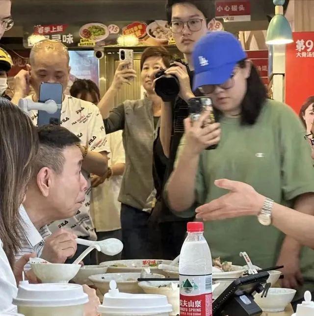 女儿吃火锅享受高级待遇获老板亲自陪吃冰球突破豪华版67岁潘长江在广东和(图7)