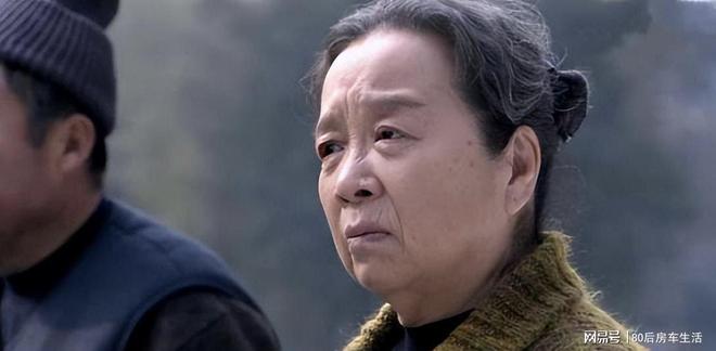 调哭泣引发人们对李乃文的思考。冰球突破网站89岁朱媛媛母亲高(图5)