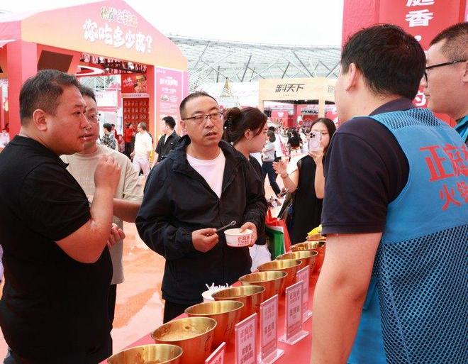 庭香火锅麻酱亮相2025重庆火博会冰球突破游戏创新传统蘸料体验！正(图1)