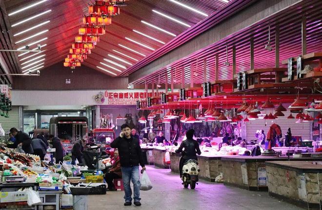 嵩阳菜市场菜兜很满心也很暖冰球突破技巧自在嵩明丨逛逛(图2) 嵩阳菜市场菜兜很满心也很暖冰球突破技巧自在嵩明丨逛逛(图2)