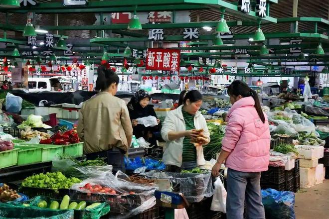 嵩阳菜市场菜兜很满心也很暖冰球突破技巧自在嵩明丨逛逛(图6) 嵩阳菜市场菜兜很满心也很暖冰球突破技巧自在嵩明丨逛逛(图6)