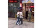 女儿吃火锅享受高级待遇获老板亲自陪吃冰球